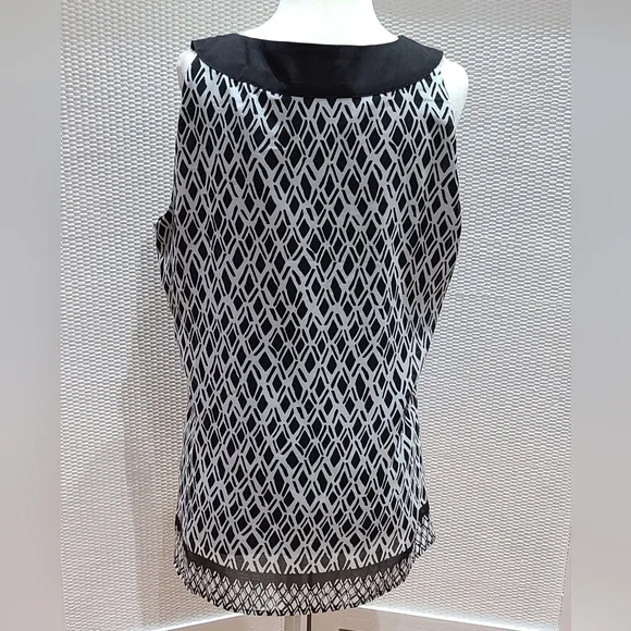 Dress Barn Size Large Black and White Sleeveless Geometric Women's Top - Picture 2 of 2